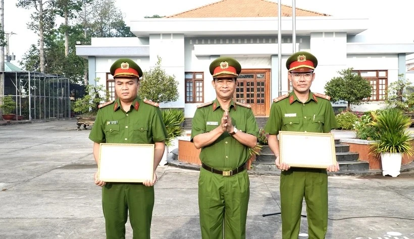 La entrega de certificados de méritos a dos capitanes de Long An (Fuente: Bao Long An)