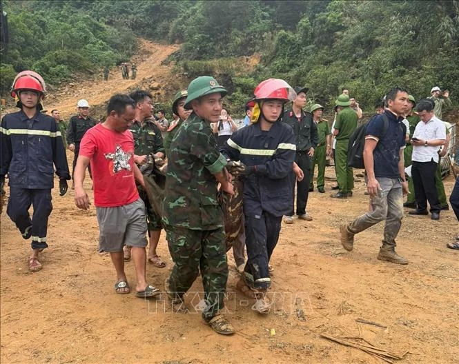 La fuerza de rescate rescata a víctimas del deslizamiento de tierra (Fuente: VNA)