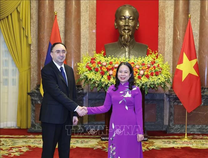 La presidenta interina de Vietnam, Vo Thi Anh Xuan y el embajador de Armenia, Suren Baghdasaryan (Fuente: VNA)