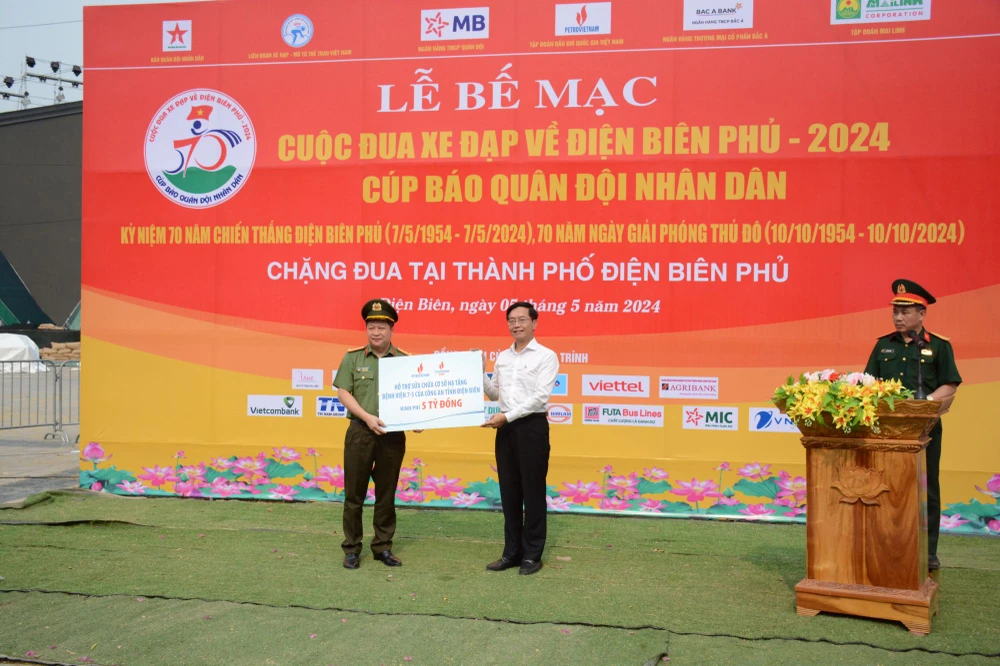 Tran Quang Dung, jefe del Departamento de Comunicación y Cultura empresarial de Petrovietnam, entrega apoyo financiero al Hospital 7/5 de la Policía de Dien Bien (Fuente: Petrovietnam)