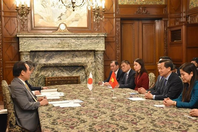 En el encuentro entre el viceprimer ministro de Vietnam, Le Minh Khai, y el presidente de la Cámara de Representantes de Japón, Nukaga Fukushiro (Fuente: VNA)