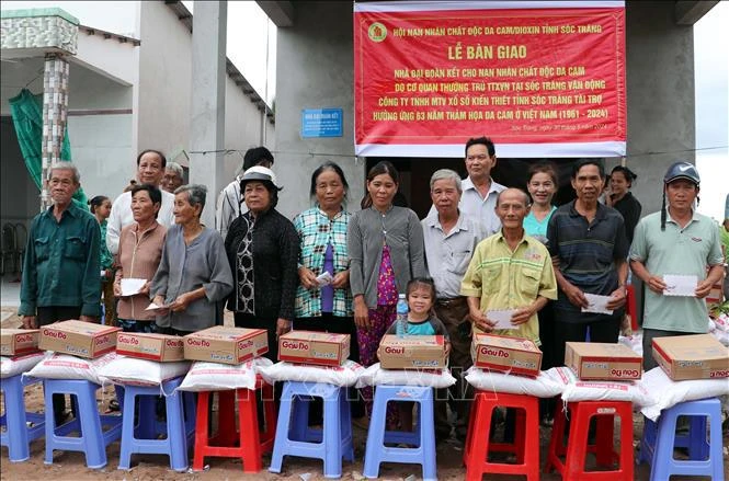 La entrega de regalos a 20 hogares pobres del distrito de Cu Lao Dung (Fuente: VNA) 