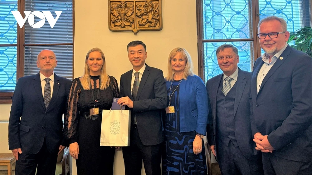 El embajador de Vietnam en la República Checa, Duong Hoai Nam y representantes del Grupo Parlamentario de Amistad Checo-Vietnamita. (Fuente: VOV) 