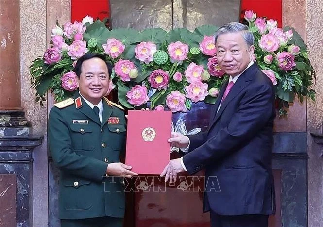 El presidente de Vietnam, To Lam (derecha), entrega la decisión sobre el nombramiento al coronel general Trinh Van Quyet como nuevo jefe del Departamento General de Política del Ejército Popular de Vietnam (Fuente: VNA)