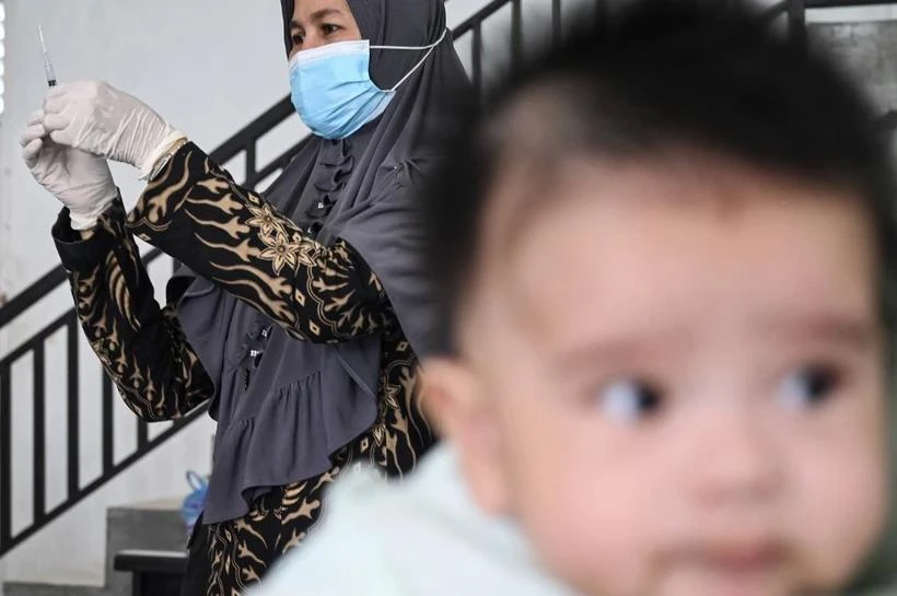 Una enfermera prepara una vacuna Bacillus Calmette-Guérin (BCG) contra la tuberculosis durante un programa nacional de inmunización infantil en un puesto de servicios integrados en Banda Aceh, Aceh, el 9 de junio de 2022 (Foto: AFP)
