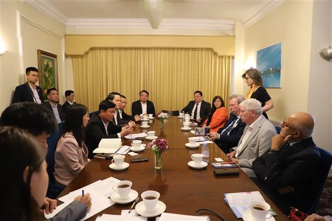 En la sesión de trabajo entre la delegación de Nghe An, la Cámara de Comercio del Oeste de Londres y algunas empresas británicas y vietnamitas en el Reino Unido. (Fuente: VNA)