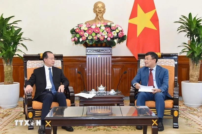 El viceministro permanente de Relaciones Exteriores de Vietnam, Nguyen Minh Vu (derecha), recibe al vicepresidente del Comité de Asuntos Exteriores de la Asamblea Popular Nacional de China, Fu Ziying (Fuente: VNA)