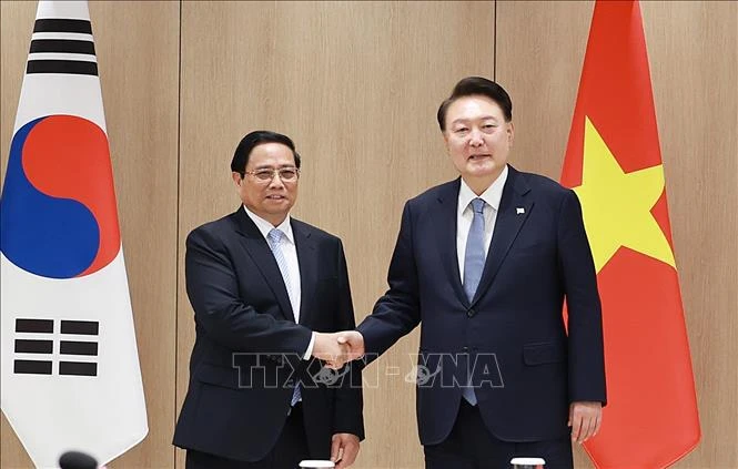 El primer ministro de Vietnam, Pham Minh Chinh (izquierda) y el presidente surcoreano. Yoon Suk Yeol. (Fuente: VNA)