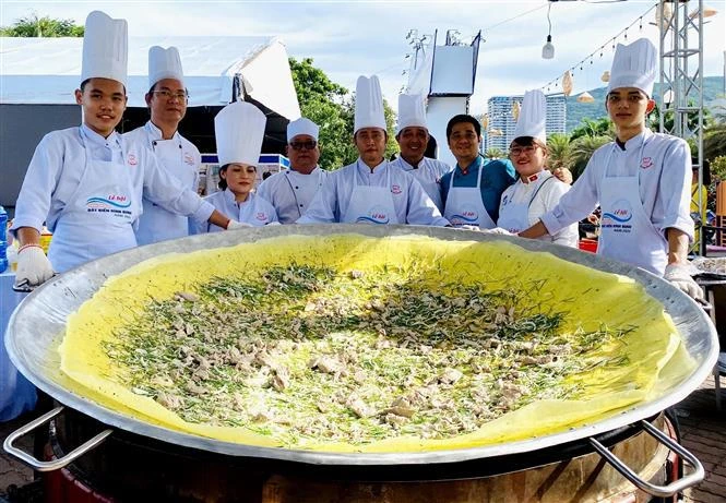 El banh xeo (panqueque chisporroteante) gigante con relleno de atún. (Foto: Le Phuoc Ngoc/TTXVN)