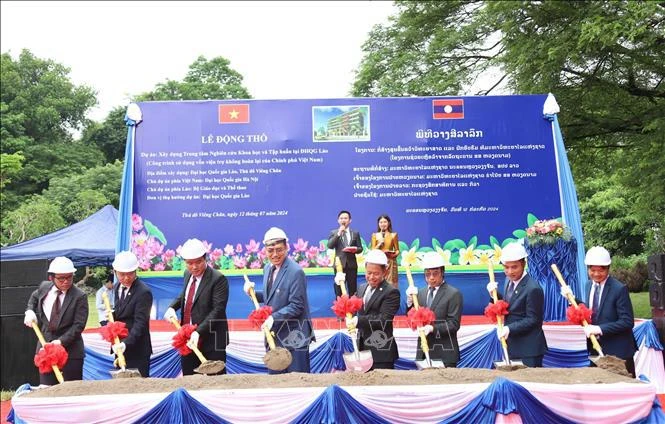 En la ceremonia de la palada inicial para la construcción del Centro de Investigación Científica y Capacitación en la Universidad Nacional de Laos (Fuente: VNA)