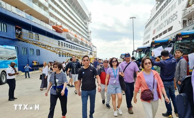 Turistas en la bahía de Ha Long, Quang Ninh (Fuente: VNA)