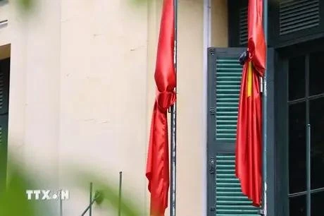 El izamiento de bandera a media asta en señal de duelo nacional por el deceso del secretario general Nguyen Phu Trong (Fuente: VNA)