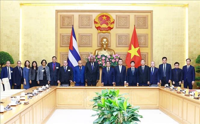 El primer ministro de Vietnam, Pham Minh Chinh, y la delegación cubana, encabezada por el presidente de la Asamblea Nacional de Cuba, Esteban Lazo Hernández (Fuente: VNA)