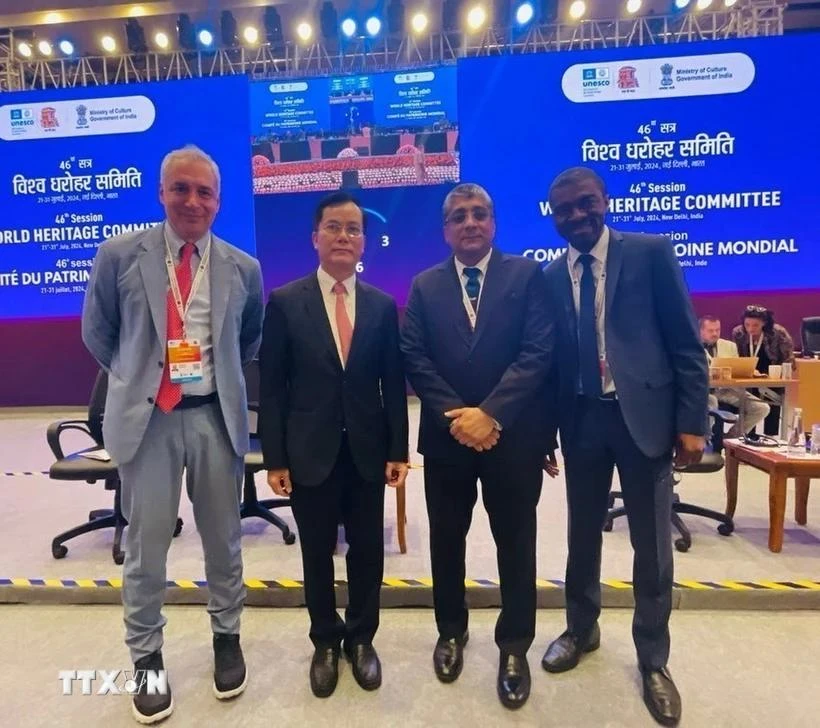 Ha Kim Ngoc, presidente de la Comisión Nacional de Vietnam para la UNESCO, y algunos líderes de la UNESCO en la 46ª sesión del CPM de la UNESCO en Nueva Delhi, organizada en la India. (Fuente: VNA)