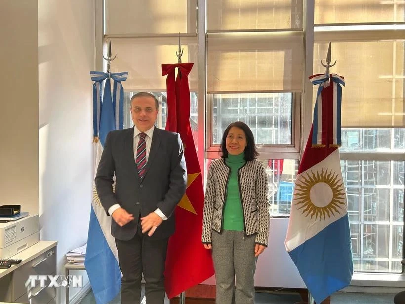 La embajadora vietnamita, Ngo Minh Nguyet y el diputado nacional de la Democracia Cristiana que integra el Bloque Hacemos por Argentina, Juan Fernando Brügge. (Fuente: VNA)