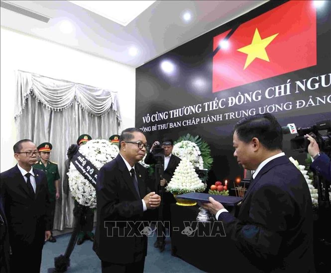 El ministro principal encargado de los asuntos generales del Ministerio del Palacio Real, Kuy Sophal, entrega la carta de condolencias del Rey Norodom Sihamoni al embajador de Vietnam en Camboya. (Fuente: VNA)