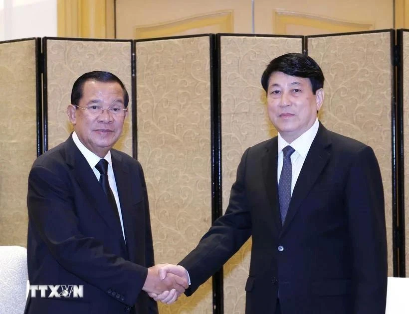 El miembro del Buró Político y miembro permanente del Secretariado del Comité Central del Partido Comunista de Vietnam (PCV), Luong Cuong (derecha) y el presidente del Partido Popular de Camboya (PPC) y titular del Senado de Camboya, Hun Sen (Fuente: VNA)