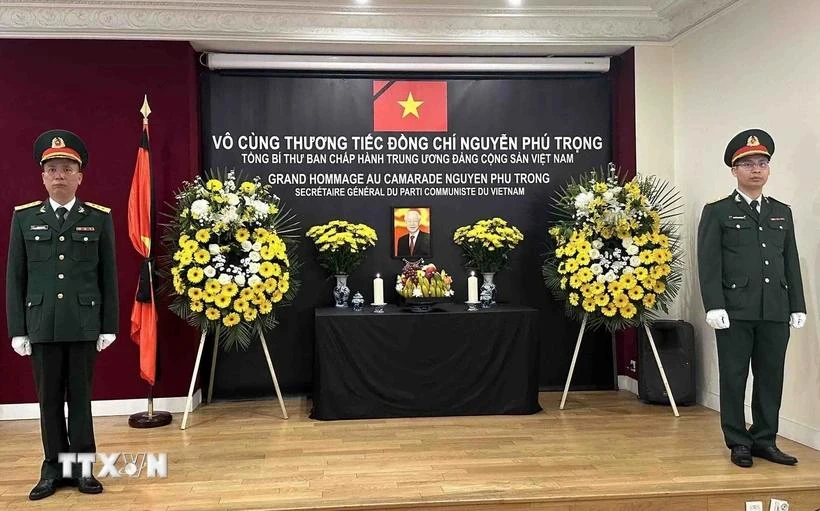 La ceremonia fúnebre en memoria del secretario general Nguyen Phu Trong en la embajada de Vietnam en Francia (Fuente: VNA)