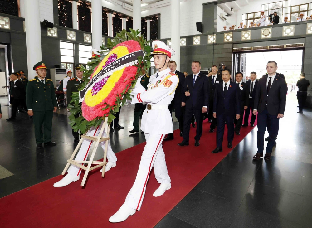 La delegación bielorrusa, encabezada por Siarhei Khamenka, vicepresidente del Consejo de la República de Bielorrusia (Senado), rinde homenaje al secretario general Nguyen Phu Trong (Fuente: VNA)