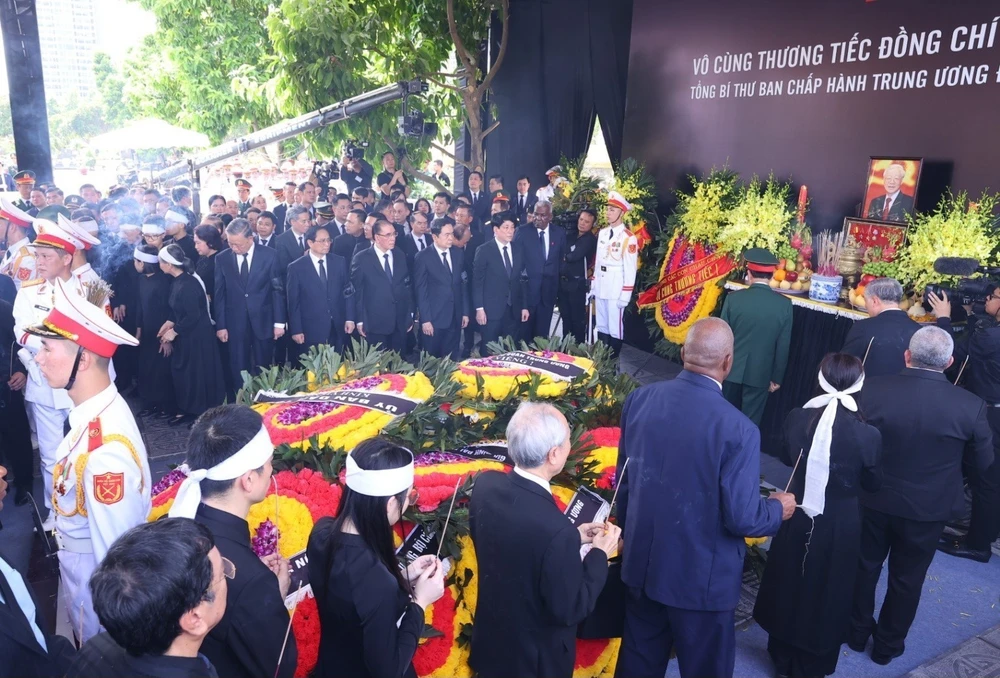 La ceremonia de entierro del secretario general Nguyen Phu Trong en el cementerio Mai Dich (Fuente: VNA)