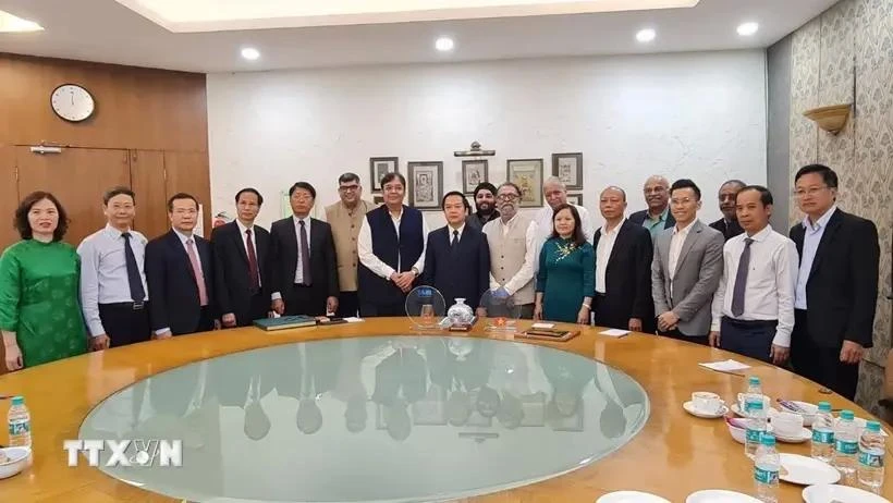 La delegación de Ninh Binh, encabezada por el Comité Popular Pham Quang Ngoc, y representantes de la Federación de Agencias de Viajes de la India (TAFI) en la conferencia (Fuente: VNA)