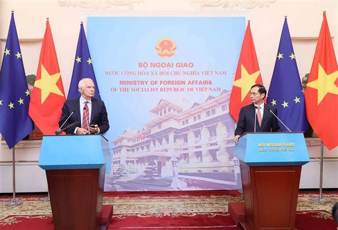 El ministro de Relaciones Exteriores de Vietnam, Bui Thanh Son y el vicepresidente de la Comisión Europea y Alto Representante de la Unión Europea para Asuntos Exteriores y Política de Seguridad, Josep Borrell Fontelles luego de la conversación (Fuente: VNA)