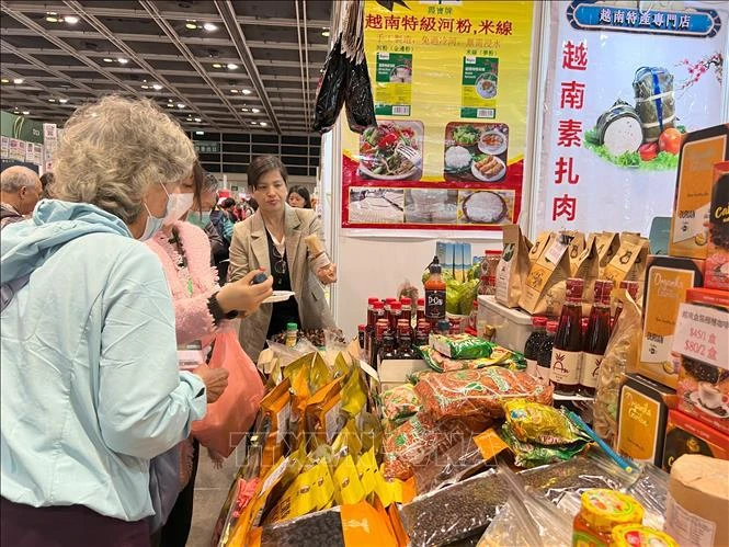 Los visitantes en un stand de Vietnam en la Feria de alimentos vegetarianos de Asia en Hong Kong (China) (Fuente: VNA)