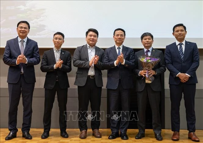 El ministro de Información y Comunicaciones, Nguyen Manh Hung (tercero, a la derecha), se reúne con la junta directiva de la Asociación de Transformación Digital Vietnam-Japón (Foto: VNA)