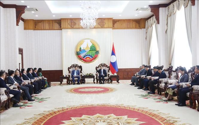 En el encuentro entre el primer ministro de Laos, Sonexay Siphandone y la delegación de la Academia de Ciencias y Tecnología de Vietnam (Fuente: VNA)