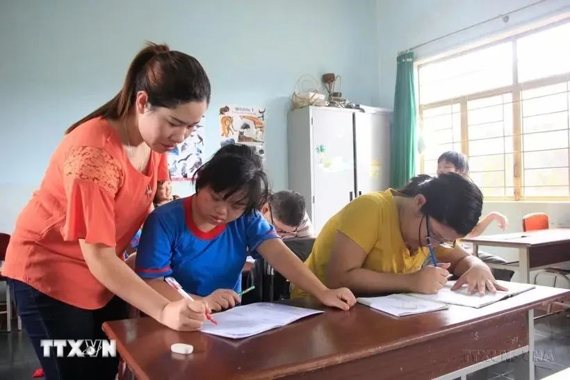 Una clase exclusiva para los niños damnificados por el agente naranja, dada por la profesora H'Khuin en la provincia de Gia Lai (Fuente: VNA)