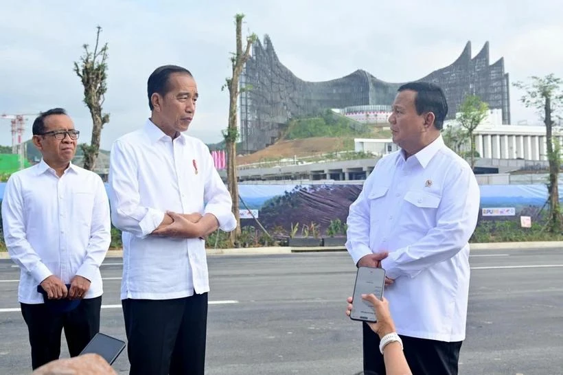 El presidente electo Prabowo Subianto (derecha) y el presidente Joko Widodo (centro) frente al recién terminado Palacio Garuda en la nueva capital, Nusantara (Fuente: thejakartapost)