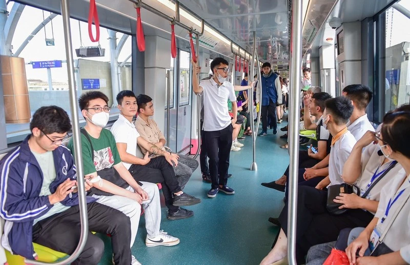 Los pasajeros en el metro Nhon-Hanoi (Foto: hanoimoi.com.vn) 