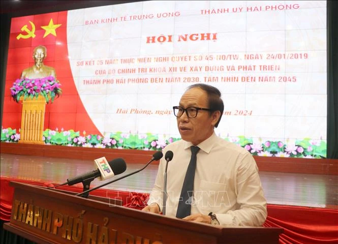 Le Tien Chau, el secretario del Comité partidista en Hai Phong, habla en la conferencia (Fuente: VNA)