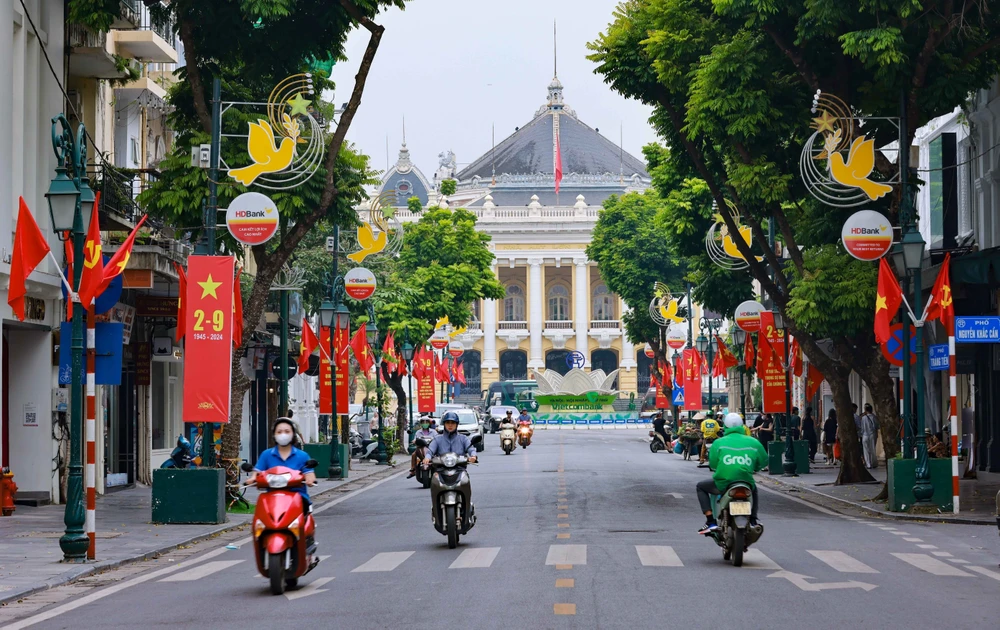 Coloridas calles de Hanoi dan bienvenida a la Revolución de Agosto y el Día Nacional