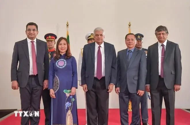 El presidente Ranil Wickremesinghe, la embajadora Trinh Thi Tam y los funcionarios en la ceremonia de presentación de credenciales (Foto: VNA)