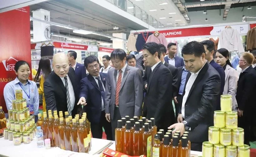 Los delegados visitan un stand en la Feria Comercial Vietnam-Laos 2024, organizada en la capital de Vientiane el mes pasado (Fuente: VNA) 