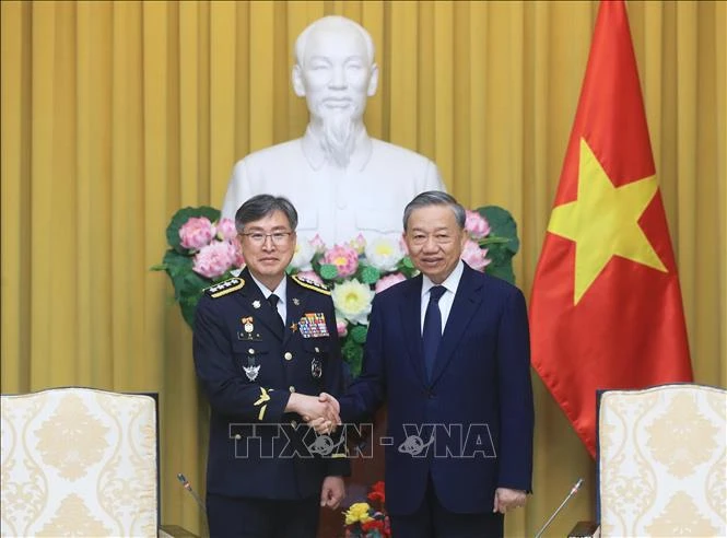 El secretario general del Partido Comunista y presidente de Vietnam, To Lam y Kim Jong Uk, comandante de la Guardia Costera de Corea del Sur (Fuente: VNA)