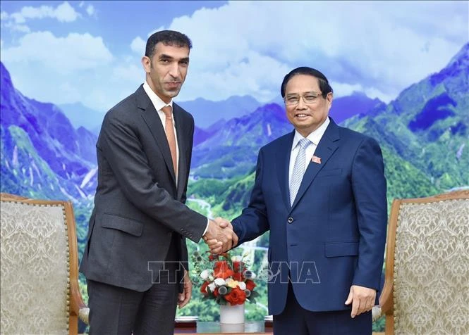 El primer ministro de Vietnam, Pham Minh Chinh y el ministro de Estado de Comercio Exterior de los EAU, Thani bin Ahmed Al Zeyoudi. (Fuente: VNA)