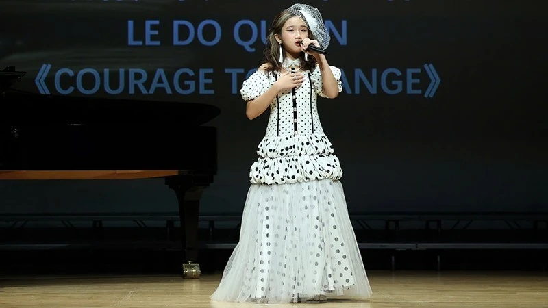 Le Do Quyen gana la Copa de Oro en Festival Internacional de Música de Hong Kong (China).