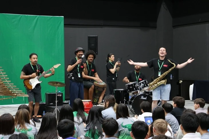 Actuación de la banda Salsangroove en el intercambio con estudiantes de la escuela internacional Concordia. (Foto: Embajada de Colombia en Vietnam) 