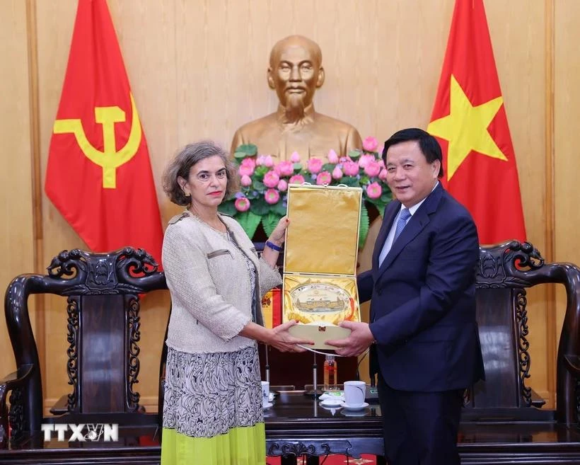 El director de la Academia Nacional de Política Ho Chi Minh, Nguyen Xuan Thang, recibe a la nueva embajadora española en Vietnam, Carmen Cano de Lasala. (Fuente: VNA)