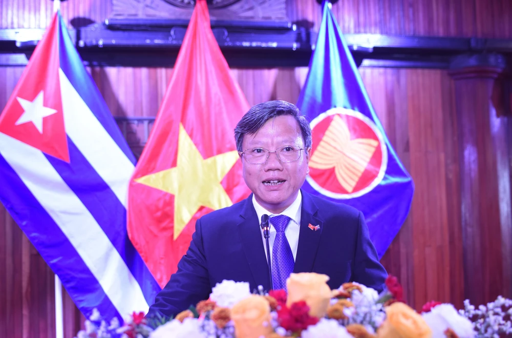 El embajador de Vietnam en Cuba, Le Quang Long, habla en la ceremonia (Fuente: VNA)