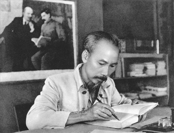 El Presidente Ho Chi Minh en su oficina de trabajo en Viet Bac (1951) (Fuente: VNA) 