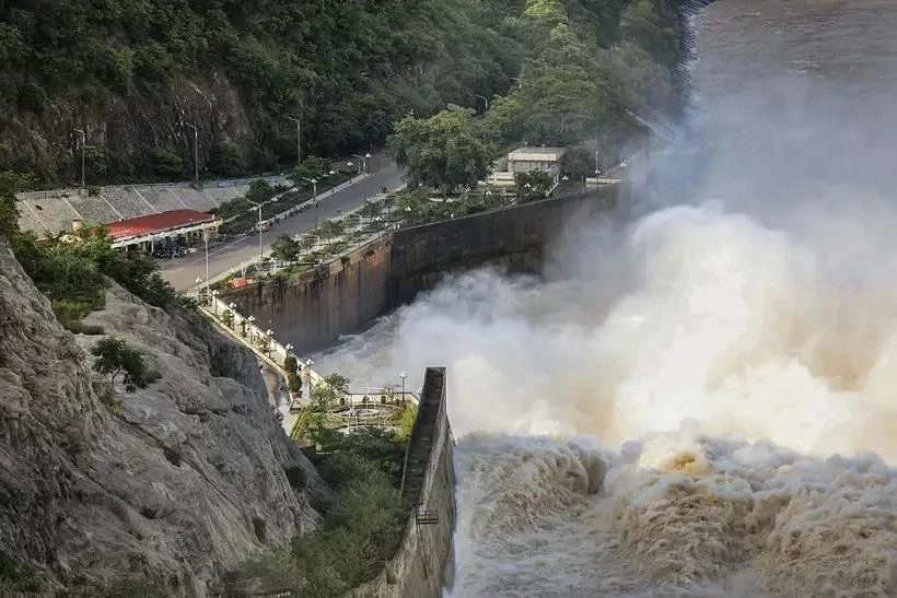 La zona de desagüe en el lago hidroeléctrico Hoa Binh (Fuente: VNA) 