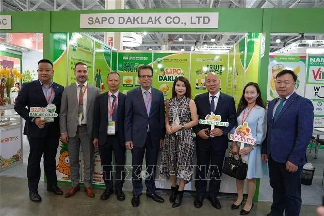 El embajador de Vietnam en Rusia, Dang Minh Khoi (cuarta persona desde la izquierda), con representantes de empresas vietnamitas en la Worldfood Moscow 2024. (Foto: VNA)