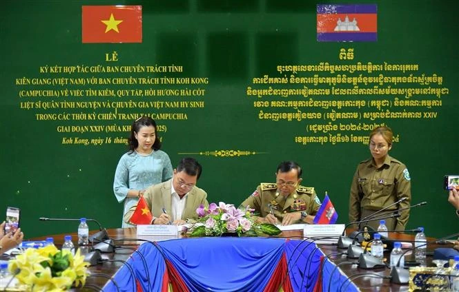 El vicepresidente del Comité Popular de Kien Giang, Nguyen Luu Trung (izquierda), firma el acuerdo de cooperación con el representante de Koh Kong, Camboya. (Foto: VNA)