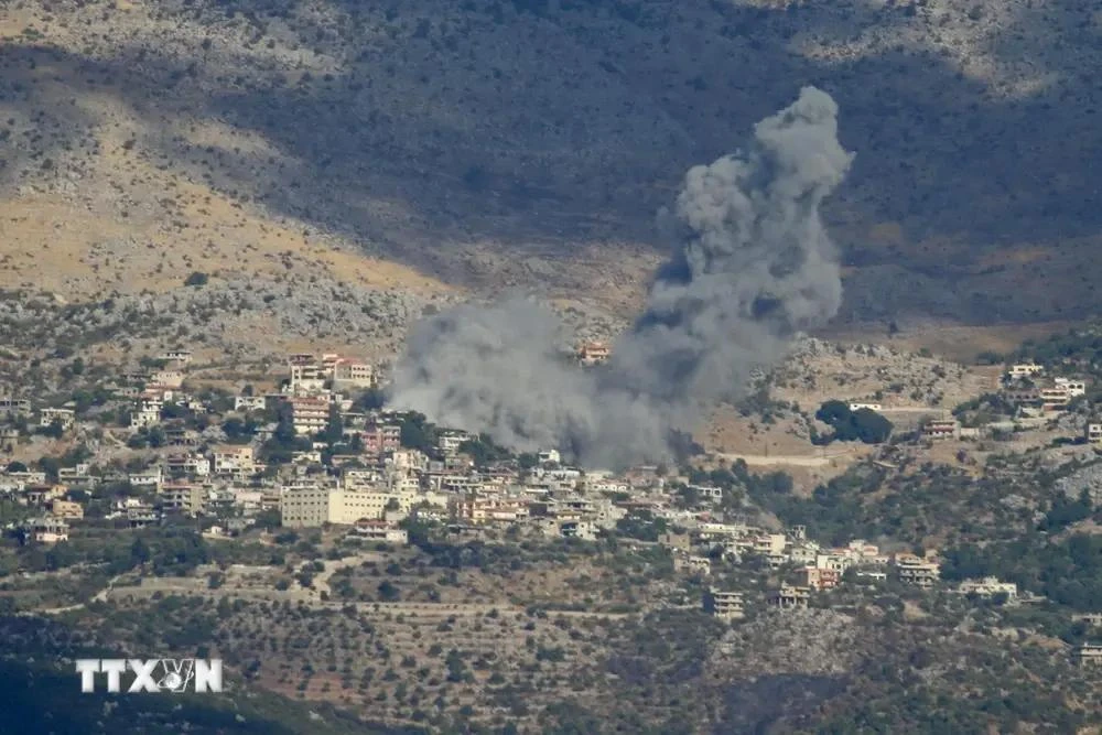 El humo después de un ataque aéreo israelí en Kfarchouba, Líbano, el 16 de septiembre de 2024. (Fuente: Xinhua/VNA)