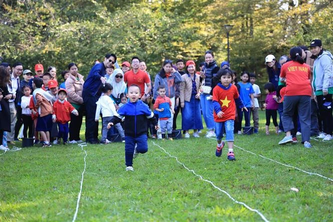 Los niños vietnamitas participan en el juego Potato Picking Race. (Fuente: VNA)