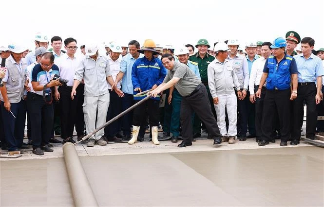 El primer minsitro Pham Minh Chinh reúne esfuerzos con los trabajadores del proyecto del Aeropuerto Internacional de Long Thanh (Fuente: VNA) 