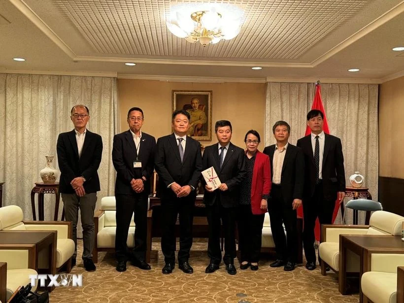 Representantes de la prefectura de Yamanashi y la embajada de Vietnam en la ceremonia de entrega del obsequio (Fuente: VNA)